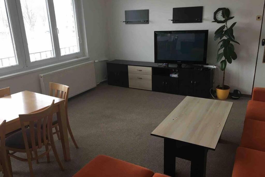 Family Apartment With Garden And Parking Spot Ceske Budejovice Ngoại thất bức ảnh