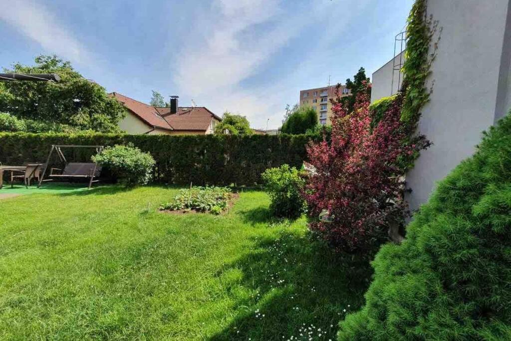 Family Apartment With Garden And Parking Spot Ceske Budejovice Ngoại thất bức ảnh